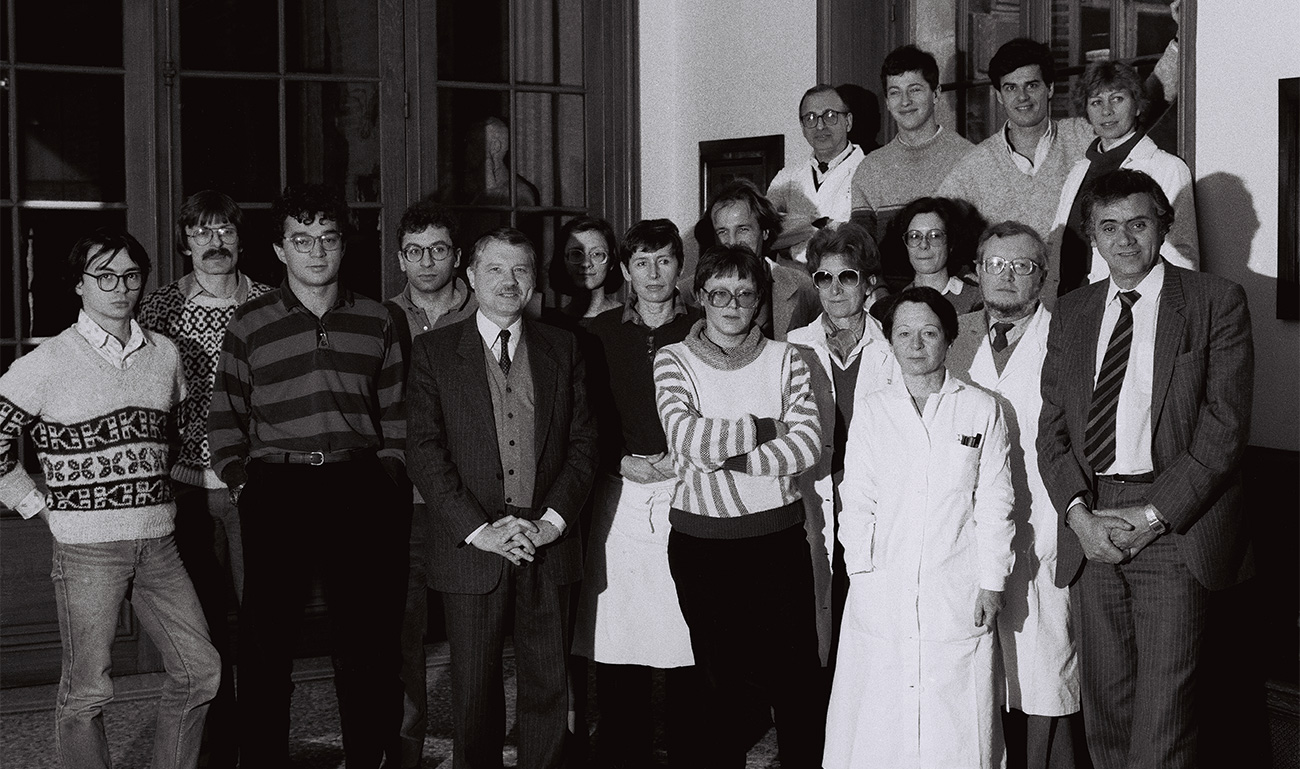 Equipe complète telle qu'elle était constituée en 1985. Elle réunit plusieurs unités dont les acteurs majeurs de la recherche sur le virus du sida à l'Institut Pasteur