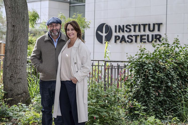 Kad Merad et Julia Vignali dans le campus de l'Institut Pasteur