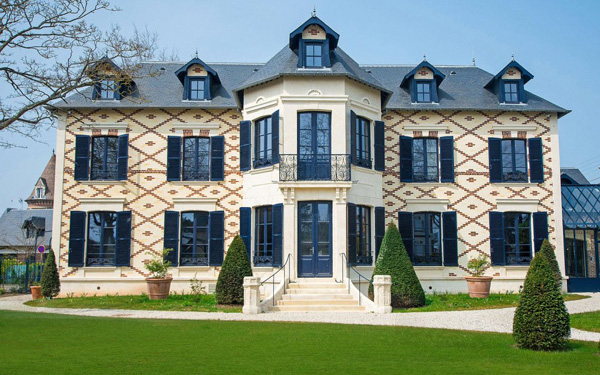 Les collections du musée de l'Institut Pasteur s’exposent à la Villa du Temps retrouvé à Cabourg