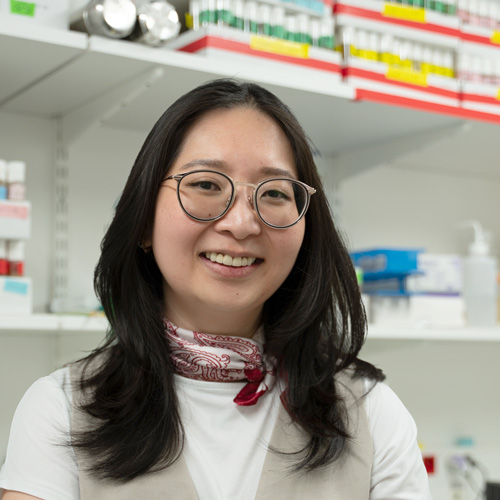 © Institut Pasteur, Valérie ZEITOUN Cassandra KOH au laboratoire, portrait photographique
