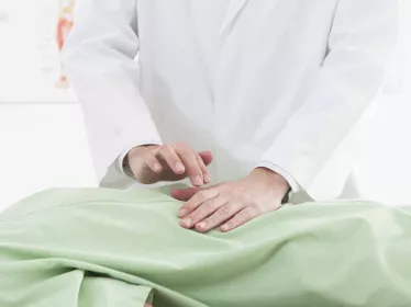 Méningite à méningocoques : mal de ventre, un symptôme qui doit alerter