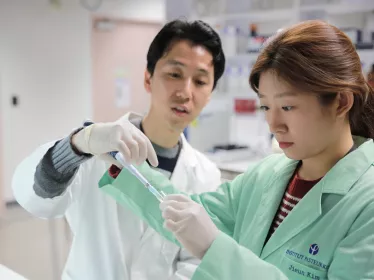 Institut Pasteur de Corée, chercheur avec étudiant stagiaire en 2015 - © Institut Pasteur Korea 