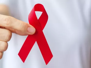 VIH : 20 mois de rémission après greffe de moelle osseuse en absence de mutation protectrice – le patient de Genève