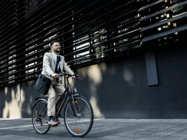 Homme qui fait du vélo © AdobeStock / Zoran Zeremski
