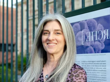 Molly Ingersoll - Portrait photo devant la serre de l'Institut Pasteur (Paris)
