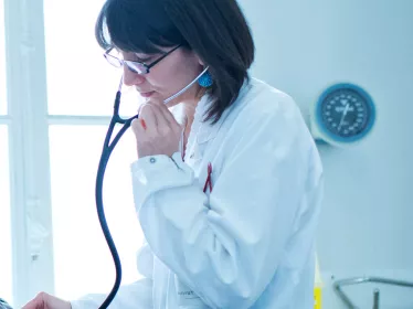 Médecin en consultation - Programme MD-PhD de l'Institut Pasteur