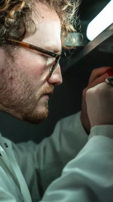 Reportage dans l'unité Arbovirus et Insectes Vecteurs (AIV). Phase aquatique de l’élevage de moustiques : observation des larves.