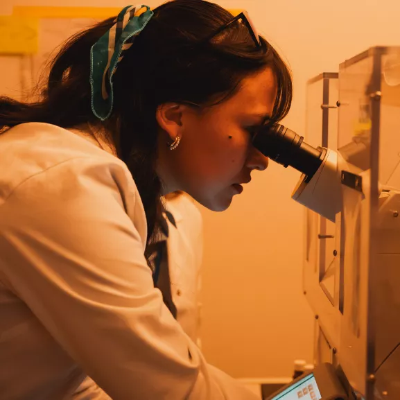 Doctorante avec microscope