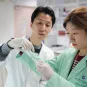  Institut Pasteur de Corée, chercheur avec étudiant stagiaire en 2015 - © Institut Pasteur Korea 