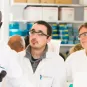 Photo d'un groupe de travail en laboratoire à l'Institut Pasteur