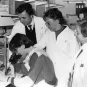 A l'Institut Pasteur, Jean-Claude Chermann, Françoise Barré-Sinoussi (au centre) avec d'autres membres du laboratoire en 1987.