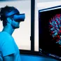 Un chercheur doctorant de l’unité de Décision et processus Bayesiens observe avec un casque de réalité virtuelle une image microscopique de poumon de souris prise en microscopie Light-sheet. L'image est visualisée à l'aide du logiciel DIVA qui est un logiciel d'imagerie permettant d'interagir en VR avec des images volumiques au format tiff et Dicom. Cette technologie permet d'offrir à des cliniciens des outils de visualisation pour la planification chirurgicale et la compréhension de données volumiques.