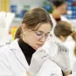 apprenante en salle de travaux pratiques - Centre d'enseignement Institut Pasteur