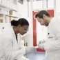 Reportage dans l'unité à 5 ans Signalisation antivirale.