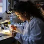 Chercheuse dans un laboratoire