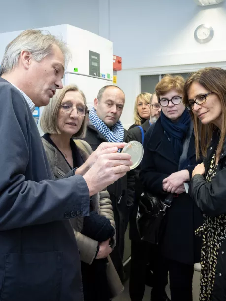Visite de la Fondation Le Roch-Les Mousquetaires, lors du renouvellement de la convention de mécénat, le 4 mars 2020. Visite de laboratoire avec Marc Lecuit, responsable du CNR Listeria et de l'unité de Biologie des Infections.
