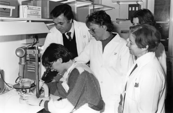 A l'Institut Pasteur, Jean-Claude Chermann, Françoise Barré-Sinoussi (au centre) avec d'autres membres du laboratoire en 1987.