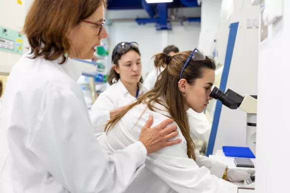 Enseignement Institut Pasteur - Cours Pasteur en salle de travaux pratiques