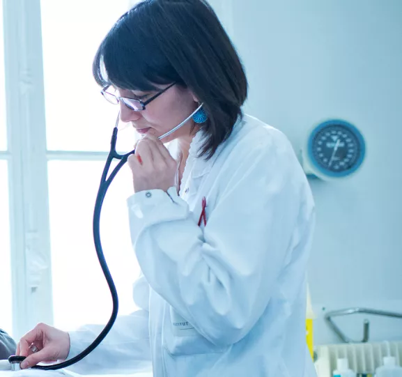 Médecin en consultation - Programme MD-PhD de l'Institut Pasteur