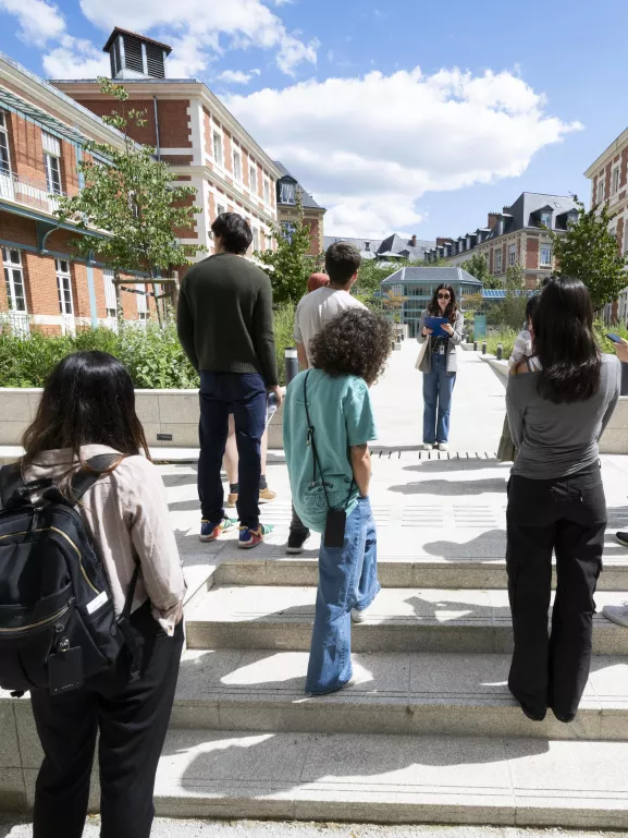 Visite du campus en petit groupe pendant le Welcome Day 
