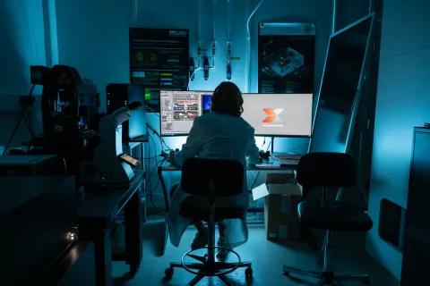 Reportage dans la Plate-forme technologique BioImagerie Photonique à l'Institut Pasteur.