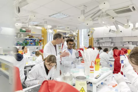 Apprenants et intervenant en salle de TP